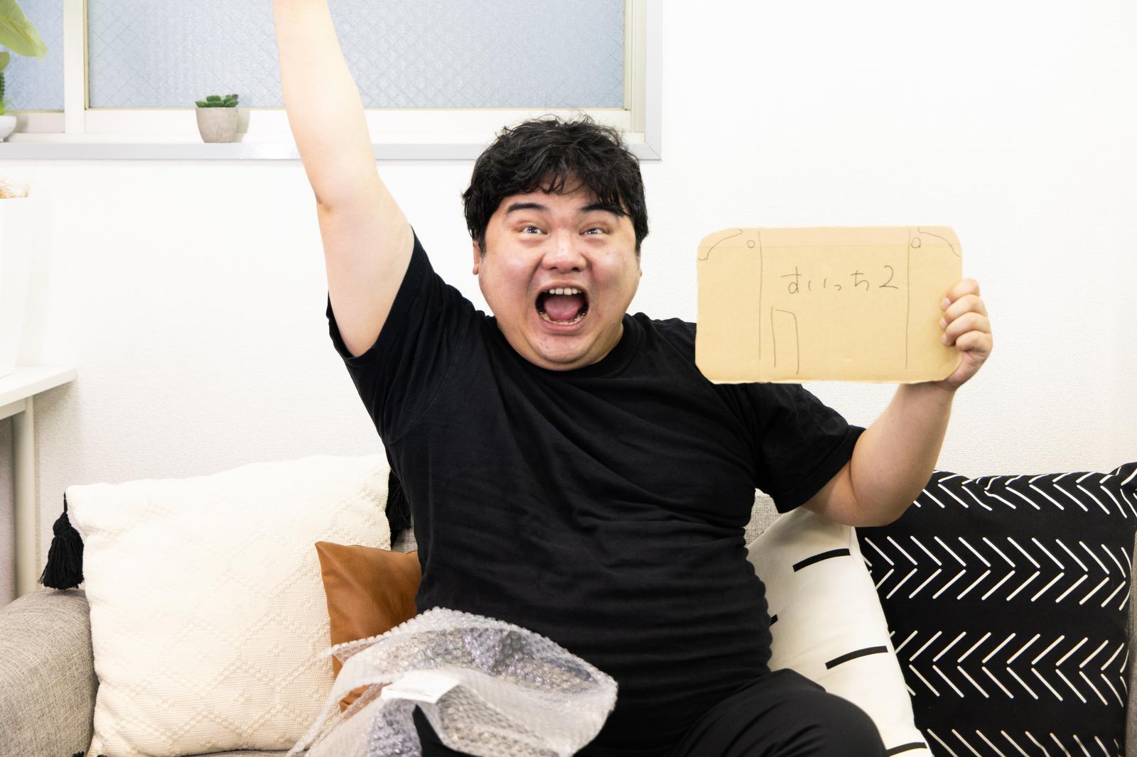 黄色いツンツンウィッグを被って笑う男性［モデル：段田隼人］