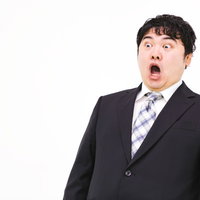 驚きのあまり仰け反る営業マンの反応と表情の写真