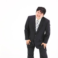 膝を痛めてしまった肥満男性のスーツ姿の写真