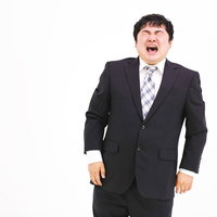 泣きじゃくる弱虫会社員の後悔と悔しさ、失敗による落胆の写真