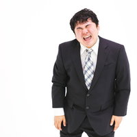 涙ながらに訴える出向社員の男性会社員の写真