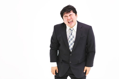 涙ながらに訴える出向社員の男性会社員