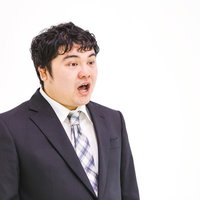 あれだけ頑張ったのに査定評価マイナスでショックを受けるサラリーマンの写真