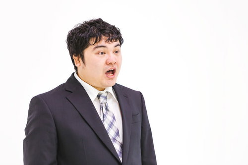 あれだけ頑張ったのに査定評価マイナスでショックを受けるサラリーマン