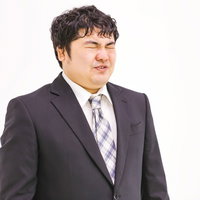苦渋の色を浮かべるスーツ姿の会社員男性のビジネスポートレートの写真