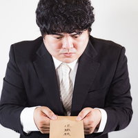 退職願を上司に渡すスーツの男性の辞職手続きの写真