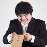 退職届を手にした笑顔の男性会社員が新たなキャリアへ踏み出す瞬間の写真
