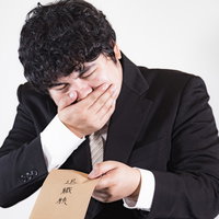 退職願いが通らず困り果てる会社員男性のビジネストラブルの写真