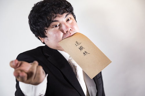 黙ったまま退職の意思を伝えたい会社員男性