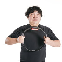 リングを握ってトレーニングする男性のフィットネストレーニングの写真