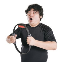 黒いシャツを着た男性がリングの輪を力いっぱい引っ張るの写真