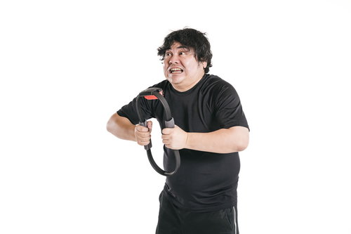 リングコンを全力で押し潰す男性のトレーニング風景