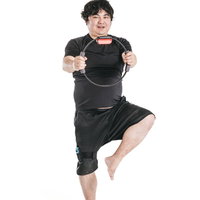 リングフィットで立木ポーズを実践しバランス感覚を養う男性の写真