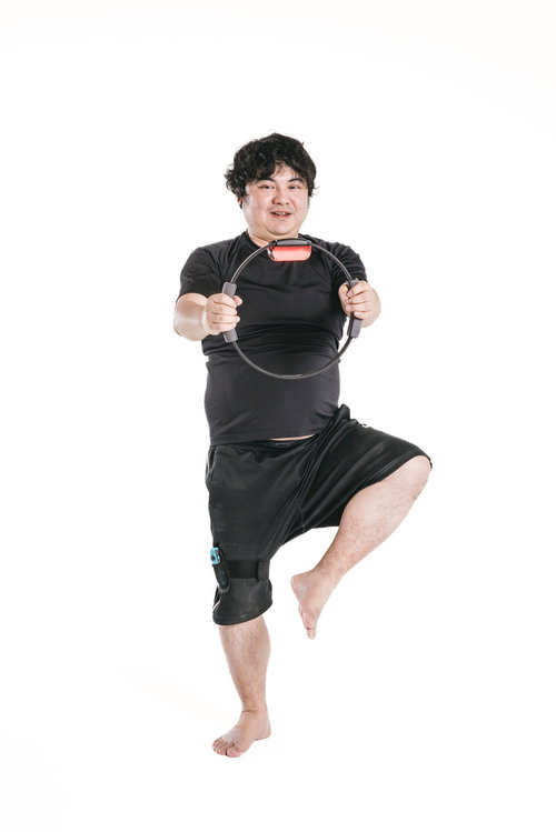 リングフィットで立木ポーズを実践しバランス感覚を養う男性