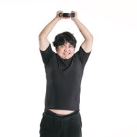 バンザイでリングコンを押さえるトレーニング姿の男性の写真