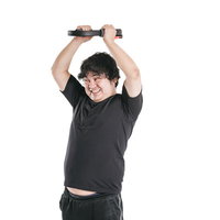 頭の上でリングコンをプッシュしながらバンザイする男性の写真