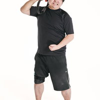 リングコンで肩をプッシュするトレーニング中の男性の写真