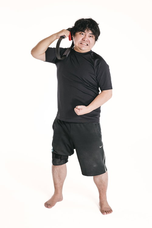 リングコンで肩をプッシュするトレーニング中の男性