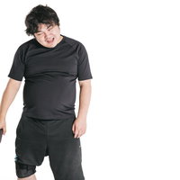 リングフィットでトレーニング中に気抜けして脱力する男性の写真