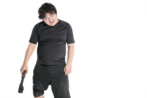 リングフィットでトレーニング中に気抜けして脱力する男性