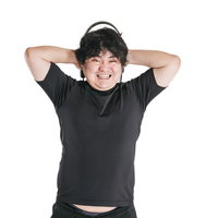 頭の後ろでリングコンをプッシュする男性のトレーニングの写真