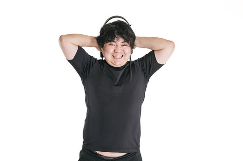 頭の後ろでリングコンをプッシュする男性のトレーニング