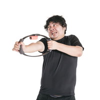 リングコンで鬼の形相になるトレーニング中の男性の写真