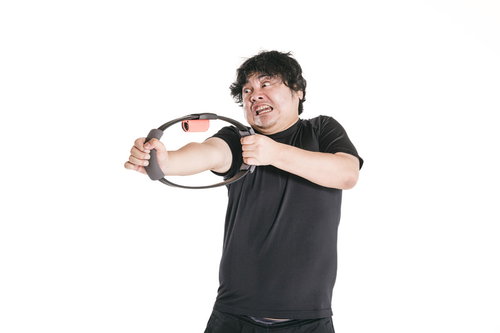 リングコンで鬼の形相になるトレーニング中の男性