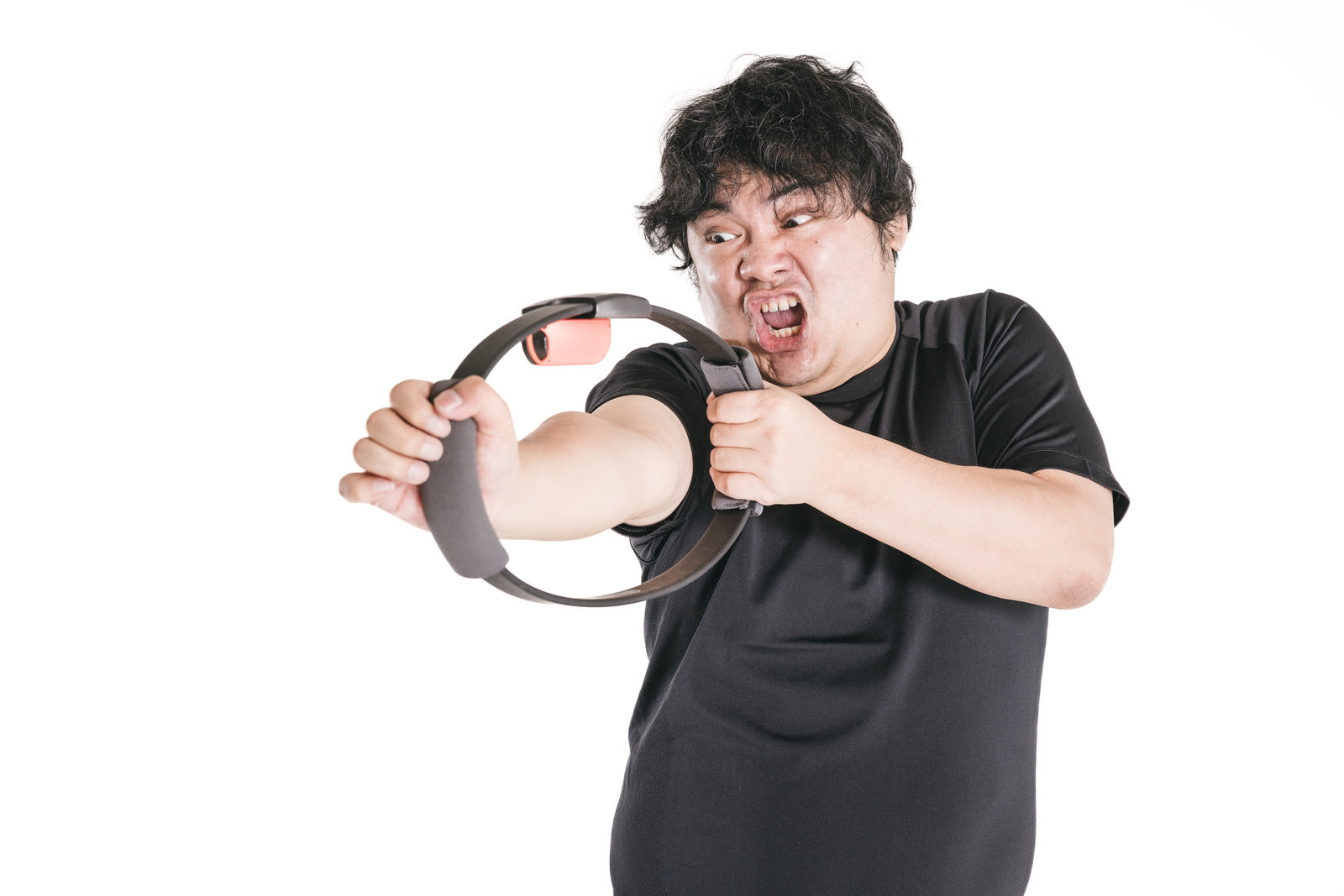 必死の表情で弓矢のポーズをとりトレーニングする黒いTシャツの男性［モデル：段田隼人］