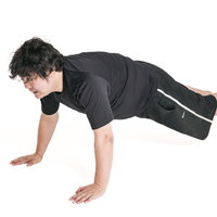 腕立て伏せで肉体改造に励む男性のトレーニング風景の写真