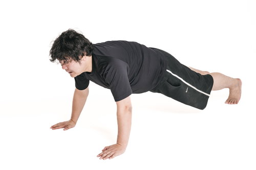 腕立て伏せで肉体改造に励む男性のトレーニング風景