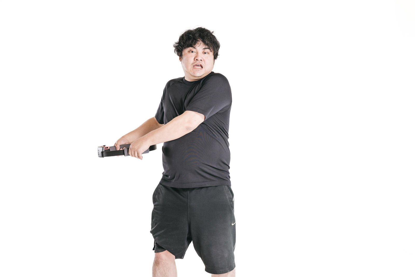 リングフィットで腕を横に伸ばし腰回りに刺激を与える男性［モデル：段田隼人］