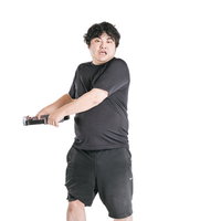 リングフィットで腕を横に伸ばし腰回りに刺激を与える男性の写真