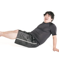 レッグレイズで下腹部を鍛える男性の動作と効果的なトレーニングフォームの写真