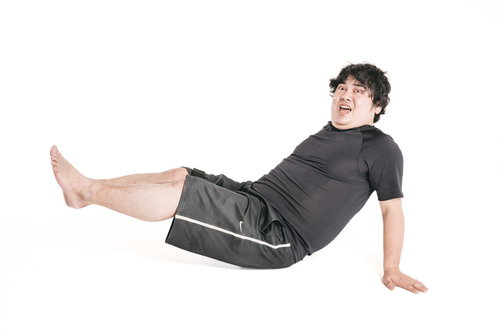 レッグレイズで下腹部を鍛える男性の動作と効果的なトレーニングフォーム