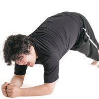 プランクで限界に達した男性の体幹トレーニングの写真