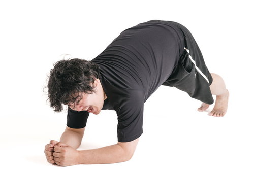 プランクで限界に達した男性の体幹トレーニング