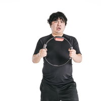 体の前でリングを握りしめるトレーニング中の男性の写真