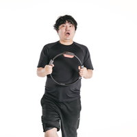 リングコンを持ってバランス感覚を養うエクササイズをする男性の写真