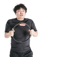 リングコンを握りしめてトレーニングする男性の写真