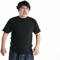 怒りをあらわにする太めの男性の写真