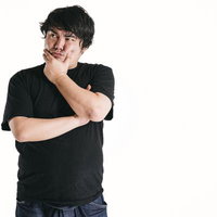 思考に耽る男の写真