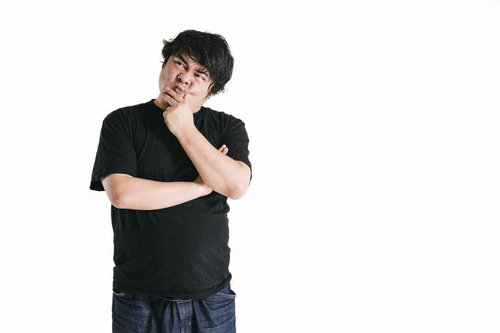 顎に手を当てて悩む男性