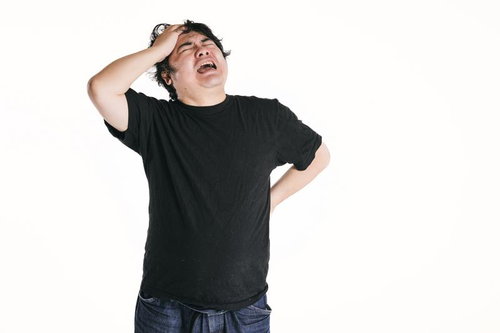 ショックと絶句の瞬間、頭を抱える男性の失敗と後悔