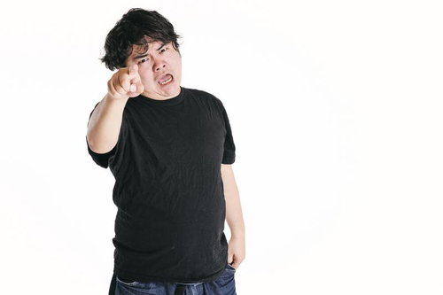 いつか覚えておけよと指差して威嚇する男性