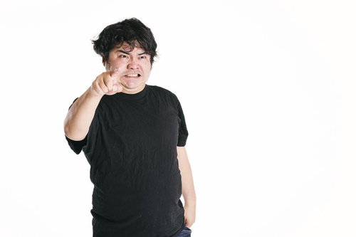 指をさして怒鳴り散らす黒いTシャツの男性