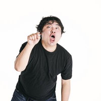 指差しながら煽りまくる挑発的な男性のジェスチャーの写真