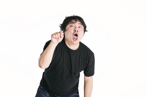 指差しながら煽りまくる挑発的な男性のジェスチャー