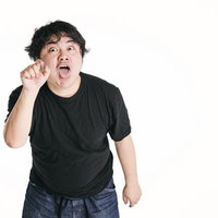 人を小馬鹿にして指差す男性の挑発的なジェスチャーの写真