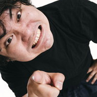 プレイフルな瞬間、おちょくる男性のポーズの写真